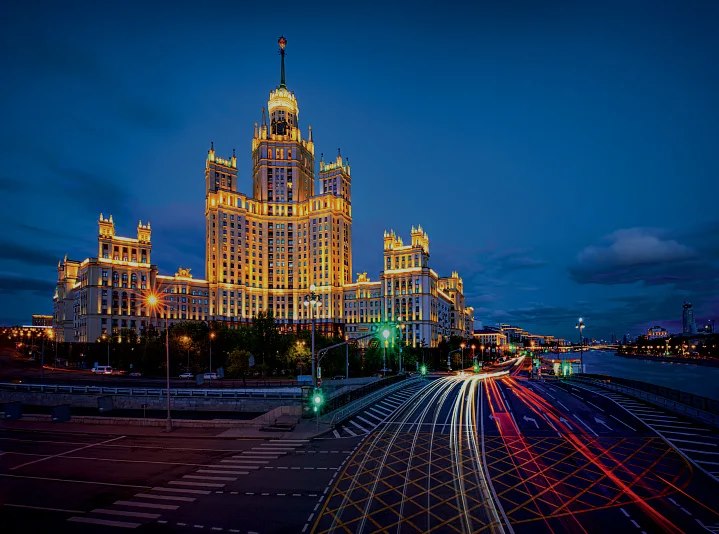 Архитектурно-художественная подсветка вылетных магистралей Москвы — ночной город, высотка на Котельнической